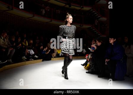 Milano, Italia. 24 Febbraio, 2019. La Fashion Week di Milano Moda Donna Autunno/Inverno 2019 2020 fashion show di Laura Biagiotti nell'immagine: il fashion show Credit: Indipendente Agenzia fotografica/Alamy Live News Foto Stock