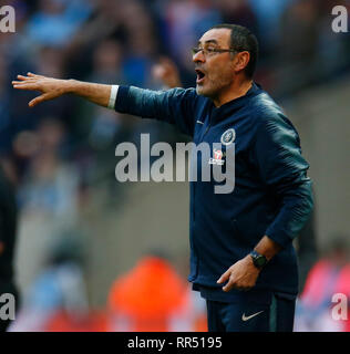 Londra, Inghilterra - Febbraio 23, 2019 Chelsea manager Maurizio Sarri durante l Carabao Cup finale tra Chelsea e Manchester City a Wembley stadium , Londra, Inghilterra il 23 Feb 2019 Azione di Credito Foto Sport FA Premier League e Football League immagini sono soggette a licenza DataCo. Solo uso editoriale. Nessuna stampa di vendite. Nessun uso personale di vendita. Nessun uso non retribuito Foto Stock