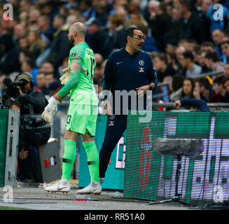 Londra, Inghilterra - Febbraio 23, 2019 Chelsea manager Maurizio Sarri durante l Carabao Cup finale tra Chelsea e Manchester City a Wembley stadium , Londra, Inghilterra il 23 Feb 2019 Azione di Credito Foto Sport FA Premier League e Football League immagini sono soggette a licenza DataCo. Solo uso editoriale. Nessuna stampa di vendite. Nessun uso personale di vendita. Nessun uso non retribuito Foto Stock