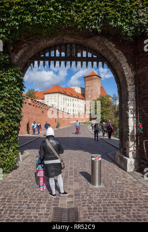 Il Castello Reale di Wawel a Cracovia, Polonia, vista attraverso portcullis gate con griglia retinato, città medievale landmark. Foto Stock