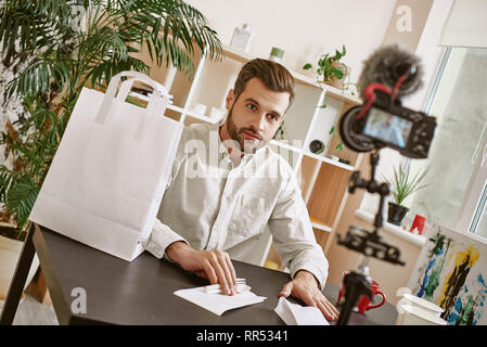 Pronti a provarlo! Maschio blogger alimentare la preparazione di posate di plastica impostato e pronto per registrare un nuovo video per il suo alimento blog. Blog di cibo. Gastronomia Foto Stock