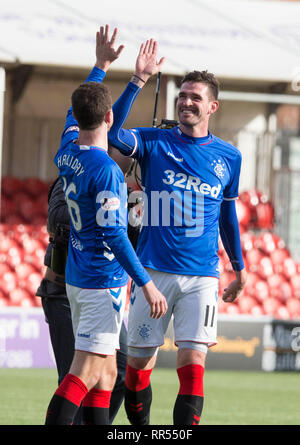 Rangers Kyle Lafferty celebra con Andy Halliday durante la Premiership scozzese corrispondere allo stadio Superseal, Hamilton. Foto Stock