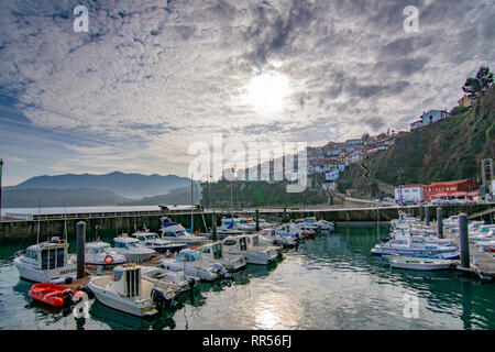 Lastres, Asturias, Spagna; Gennaio 2016: vista delle barche nel porto di Lastres Asturie, Spagna Foto Stock