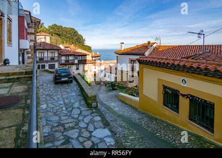 Lastres, Asturias, Spagna: gennaio 2016: le strade e gli edifici del borgo medievale di Lastres nella provincia delle Asturie Foto Stock