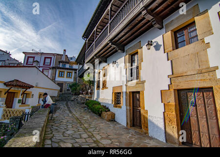 Lastres, Asturias, Spagna: gennaio 2016: le strade e gli edifici del borgo medievale di Lastres nella provincia delle Asturie Foto Stock