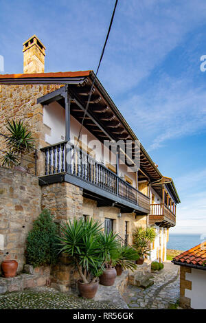 Lastres, Asturias, Spagna: gennaio 2016: le strade e gli edifici del borgo medievale di Lastres nella provincia delle Asturie Foto Stock