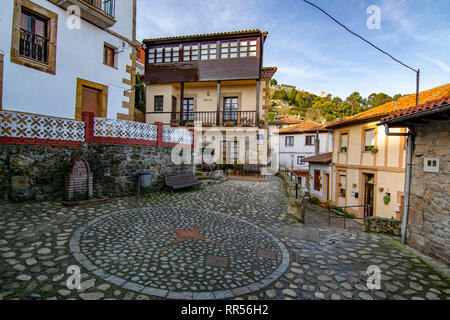 Lastres, Asturias, Spagna: gennaio 2016: le strade e gli edifici del borgo medievale di Lastres nella provincia delle Asturie Foto Stock