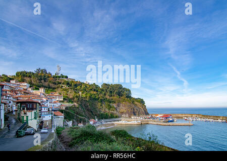 Lastres, Asturias, Spagna: gennaio 2016: le strade e gli edifici del borgo medievale di Lastres nella provincia delle Asturie Foto Stock