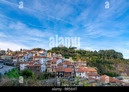 Lastres, Asturias, Spagna: gennaio 2016: le strade e gli edifici del borgo medievale di Lastres nella provincia delle Asturie Foto Stock
