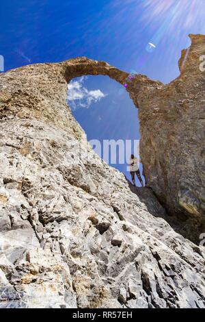 Potente ragazza escursionismo nelle Alpi francesi. Aiguille Percee, Francia Foto Stock