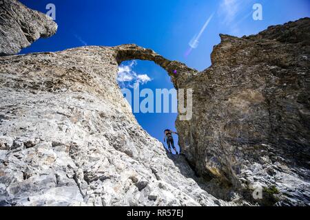 Potente ragazza escursionismo nelle Alpi francesi. Aiguille Percee, Francia Foto Stock