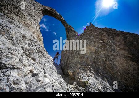 Potente ragazza escursionismo nelle Alpi francesi. Aiguille Percee, Francia Foto Stock