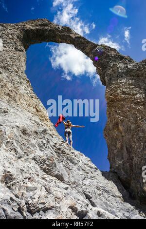 Potente ragazza escursionismo nelle Alpi francesi. Aiguille Percee, Francia Foto Stock