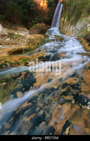 Cascata all'inizio del fiume Albaida, in Atzeneta de Albaida, Valencia, Comunidad Valenciana, Spagna, Europa Foto Stock