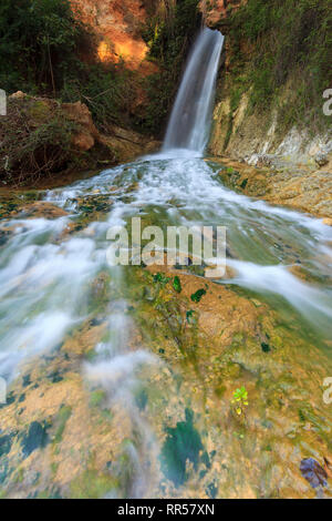 Cascata all'inizio del fiume Albaida, in Atzeneta de Albaida, Valencia, Comunidad Valenciana, Spagna, Europa Foto Stock