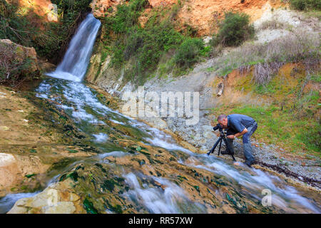 Fotografo in cascata all'inizio del fiume Albaida, in Atzeneta de Albaida, Valencia, Comunidad Valenciana, Spagna, Europa Foto Stock