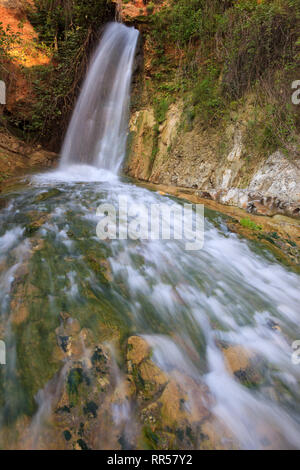 Cascata all'inizio del fiume Albaida, in Atzeneta de Albaida, Valencia, Comunidad Valenciana, Spagna, Europa Foto Stock