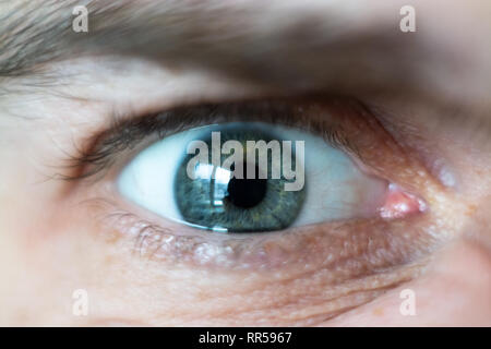 Close-up sul maschio green ampio ristretto con rabbia. Foto Stock