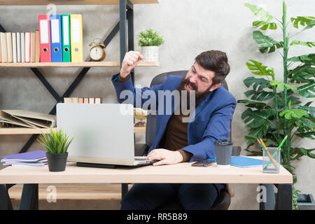 Buon risultato. Imprenditore in abito formale. Fiducioso uomo usare il computer e lo smartphone. Boss workplace. lavoro per il risultato. Uomo Barbuto in ufficio business. felice con grande risultato. nuova strategia. Foto Stock