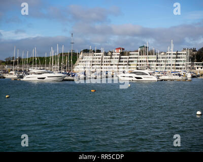 La barca a vela e motor yacht ormeggiati davanti al appartamenti a gradini del Mayflower marina, Stonehouse, Plymouth, Inghilterra Foto Stock