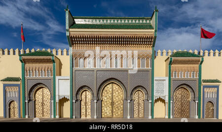 La famosa entrata al Dar El Makhzen Royal Palace, Fes Foto Stock