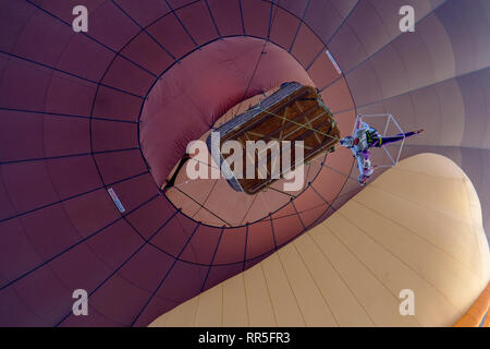 Personale di terra è preparare i palloni ad aria calda per il lancio Foto Stock