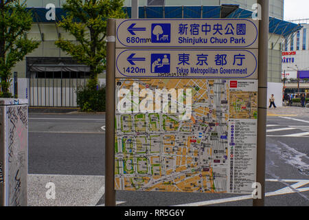 Informazioni turistiche segno con road map in Tokyo, Giappone Foto Stock