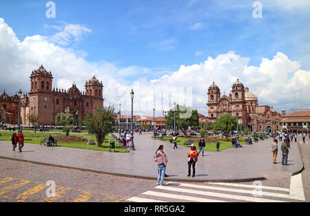 Plaza de Armas con la cattedrale di Cusco e theChurch di Iglesia de La Compania de Jesus in background, Cusco, Perù Foto Stock