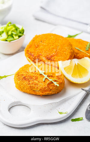 Il salmone cotto scaloppine di pesce su una lavagna bianca. Foto Stock