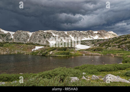 Nuvole temporalesche brew oltre la Snowy Range del Wyoming Foto Stock