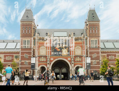 Rijksmuseum facciata di edificio con turisti e ciclisti sulla luminosa giornata estiva in Amsterdam, Paesi Bassi Foto Stock