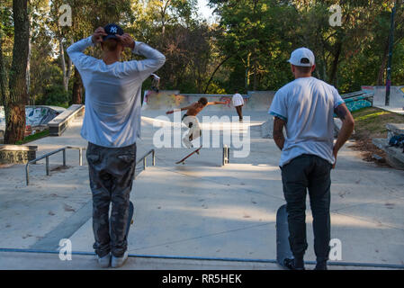 Lisbona portogallo. Il 23 febbraio 2019. I pattinatori equitazione il pattino in un half pipe in uno skate park a Lisbona Foto Stock