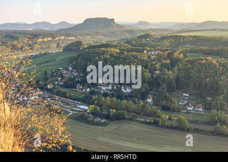 Vista nella valle del Bastei bridge nel parco nazionale di Svizzera Sassone dell'Elba montagne di arenaria. Posizionare Neurathen con treno di Sunny Foto Stock