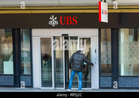 Ginevra, Svizzera - 23 Febbraio 2019: l'uomo entra in una filiale locale di UBS (Union Bank Svizzera) a Ginevra, Svizzera Foto Stock
