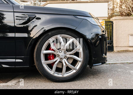 Strasburgo, Francia - 8 Aprile 2018: dettaglio dei cerchioni in acciaio ruota di lusso nero Land Rover Range Rover Sport SVR parcheggiato sulla strada Foto Stock