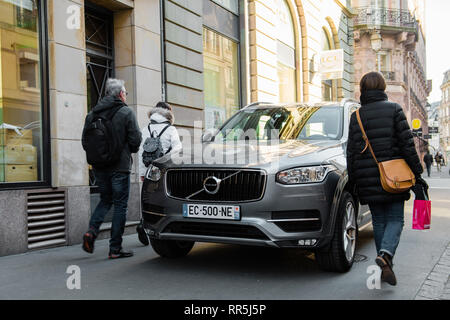 Strasburgo, Francia - Feb 16, 2018: la gente camminare la mattina presto su Rue De La Mesange vicino a boutique, traiteur Edouard Artzner con lusso Volvo XC90 SUV parcheggiato sul trottoir Foto Stock