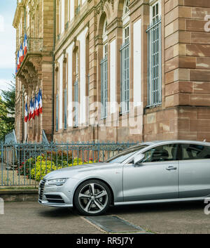 Strasburgo, Francia - Ott 1, 2017: Argento luxury Audi A8 veicolo parcheggiato in una classe superiore quartiere vicino all'ingresso dell'edificio di appartamenti Foto Stock