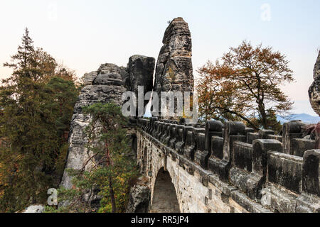 Bastei bridge parco nazionale Svizzera sassone in Elba montagne di arenaria in vista laterale. Formazione di roccia con il gate roccioso in autunno con alberi Foto Stock