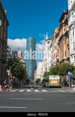 Strada che conduce thowards grattacielo a Bilbao, Spagna Foto Stock