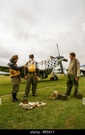 Caccia nordamericano P-51 Mustang della seconda guerra mondiale con equipaggio di terra e pilota reenattore. Blindatrice. Armorer. Ricreazione in tempo di guerra Foto Stock