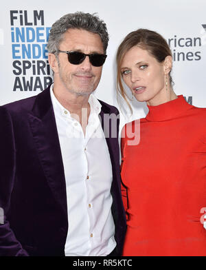 SANTA MONICA, CA - 23 febbraio: Pawel Pawlikowski (L) e Malgosia Bela frequentare il 2019 Film Independent Spirit Awards sulla spiaggia a febbraio 23, 20 Foto Stock