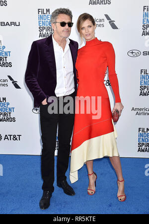 SANTA MONICA, CA - 23 febbraio: Pawel Pawlikowski (L) e Malgosia Bela frequentare il 2019 Film Independent Spirit Awards sulla spiaggia a febbraio 23, 20 Foto Stock