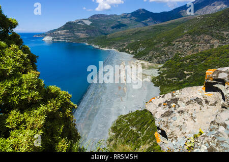 Nonza beach, ricavata dalla roccia di rifiuti gettati in mare dalla fabbrica di amianto che operavano nelle vicinanze negli anni cinquanta. Nonza, Cap Corse, Corsica, Francia Foto Stock