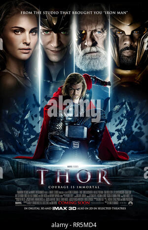 Thor (2011) diretto da Kenneth Branagh e interpretato da Chris Hemsworth, Natalie Portman, Tom Hiddleston e Anthony Hopkins. Thor è bandito per Midgard dove egli cade nell'amore e ritorna a Asgard per salvarlo da Loki. Foto Stock