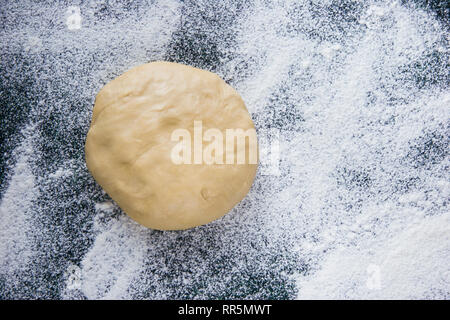 Impasto per Ravioli, Gnocchi, pizza, tagliatelle, spaghetti, su un marmo infarinata tavolo verde, vista dall'alto Foto Stock