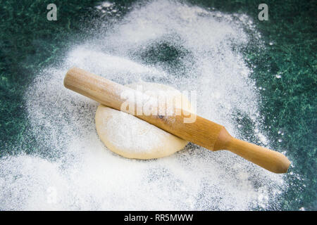 Impasto per Ravioli, Gnocchi, pizza, tagliatelle, spaghetti, su un marmo infarinata tavolo verde, vista dall'alto Foto Stock