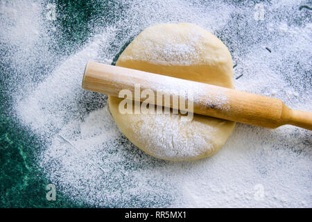 Impasto per Ravioli, Gnocchi, pizza, tagliatelle, spaghetti, su un marmo infarinata tavolo verde, vista dall'alto Foto Stock