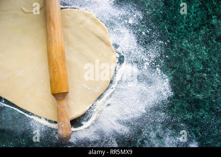 Impasto per Ravioli, Gnocchi, pizza, tagliatelle, spaghetti, su un marmo infarinata tavolo verde, vista dall'alto Foto Stock