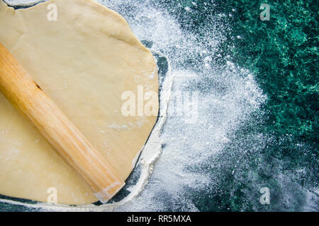 Impasto per Ravioli, Gnocchi, pizza, tagliatelle, spaghetti, su un marmo infarinata tavolo verde, vista dall'alto Foto Stock