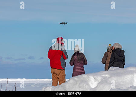 Munising, Michigan - un uomo vola illegalmente un drone in corrispondenza del bordo del lago Superior in Pictured Rocks National Lakeshore. Fuchi non sono consentite negli Stati Uniti Foto Stock